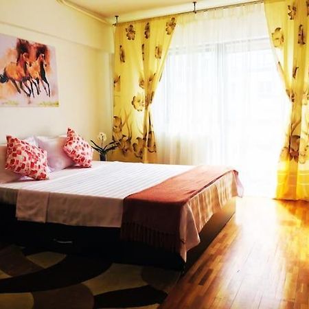 City Center Unirii Square Private Rooms With City View - Shared Amenities Bucarest Extérieur photo