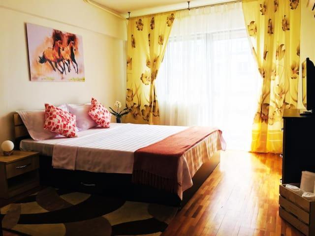 City Center Unirii Square Private Rooms With City View - Shared Amenities Bucarest Extérieur photo