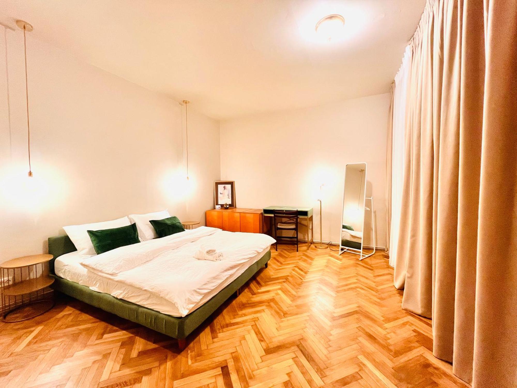 City Center Unirii Square Private Rooms With City View - Shared Amenities Bucarest Extérieur photo