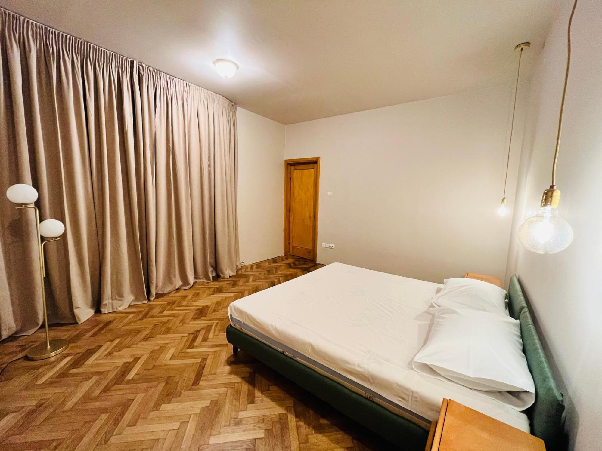 City Center Unirii Square Private Rooms With City View - Shared Amenities Bucarest Extérieur photo