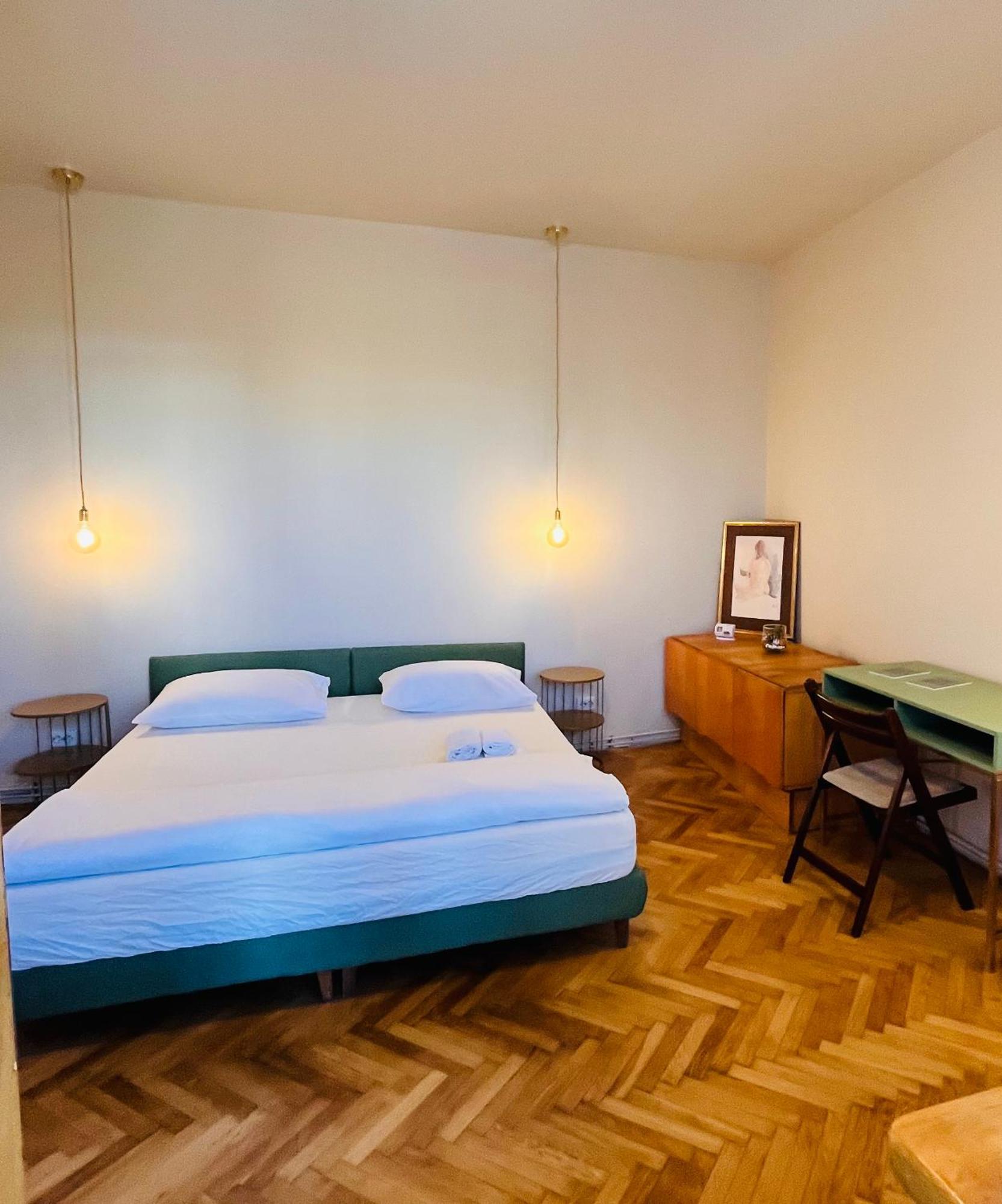 City Center Unirii Square Private Rooms With City View - Shared Amenities Bucarest Extérieur photo