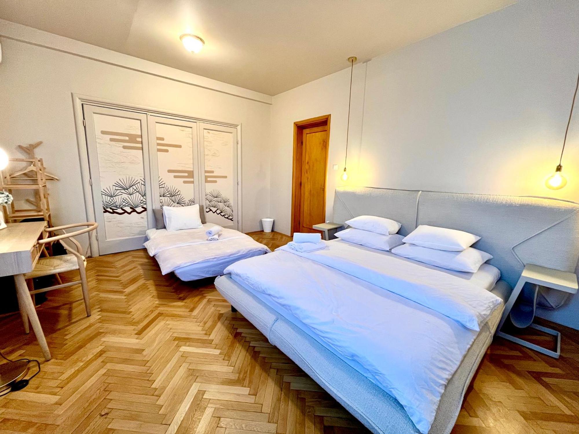 City Center Unirii Square Private Rooms With City View - Shared Amenities Bucarest Chambre photo