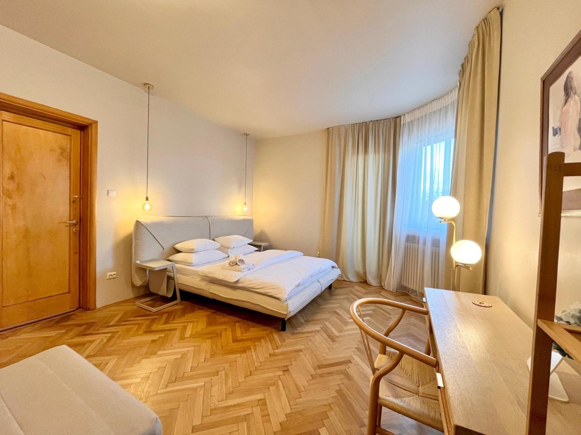 City Center Unirii Square Private Rooms With City View - Shared Amenities Bucarest Chambre photo