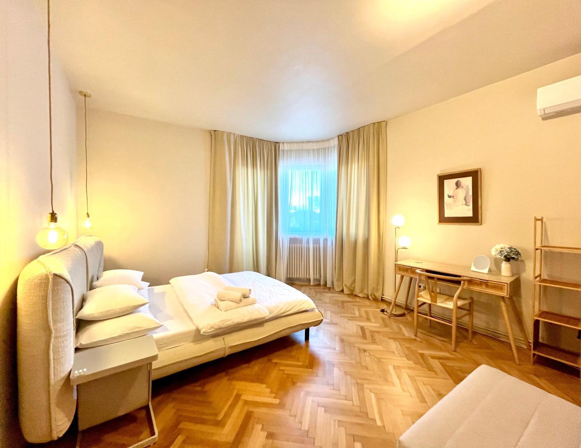 City Center Unirii Square Private Rooms With City View - Shared Amenities Bucarest Extérieur photo